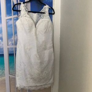 White sleeveless lace wedding dress